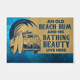 Ein altes Strandbum und seine Schönheit im Baden Fußmatte