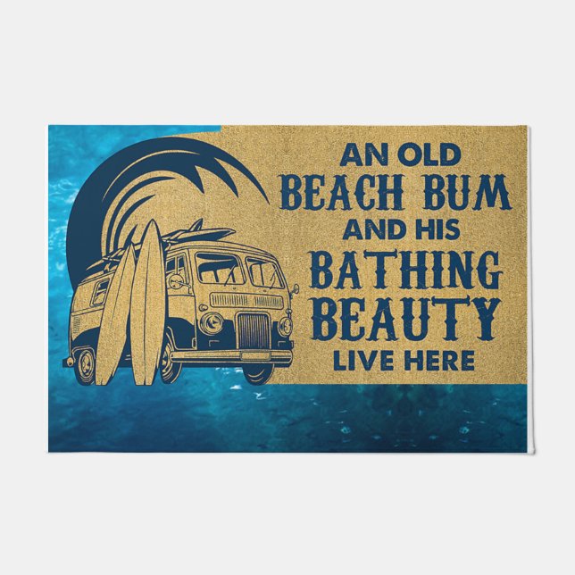 Ein altes Strandbum und seine Schönheit im Baden Fußmatte (Vorderseite)