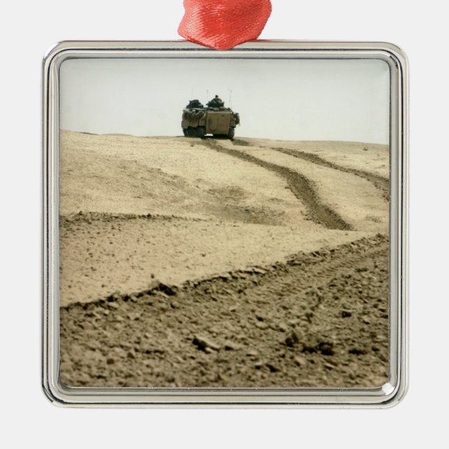 Ein Amphibienfahrzeug Silbernes Ornament (Vorne)