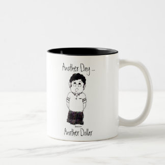 Ein anderer Tag…, ein anderer Dollar… Zweifarbige Tasse