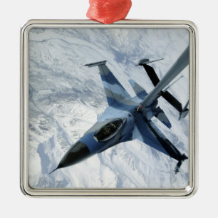 Ein Angreifer F-16 sitzt in Kontaktposition Ornament Aus Metall