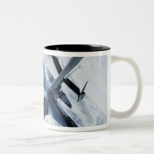 Ein Angreifer F-16 sitzt in Kontaktposition Zweifarbige Tasse