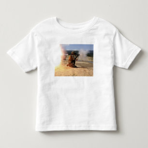 Ein Angreifer feuert eine raketengetriebene Granad Kleinkind T-shirt