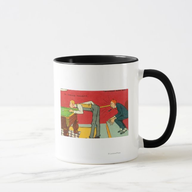 Ein ängstlicher Moment, der Pool-Cue trifft einen  Tasse (Rechts)