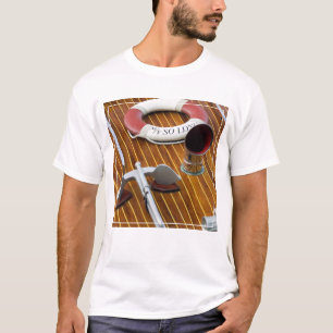 Ein Anker und ein Rettungsschwimmer auf einem Holz T-Shirt