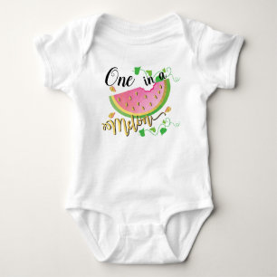 Ein Anzug in einem Melon-Baby Baby Strampler
