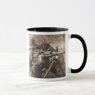 Ein Artillerist der automatischen Waffe der Gruppe Tasse
