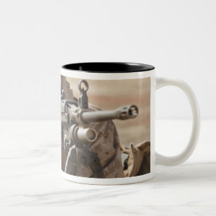 Ein Artillerist der automatischen Waffe der Gruppe Zweifarbige Tasse
