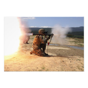 Ein assaultman feuert eine raketenangetriebene fotodruck