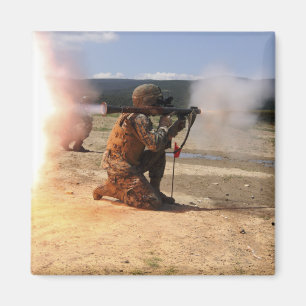 Ein assaultman feuert eine raketenangetriebene magnet