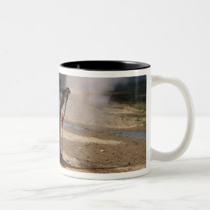 Ein assaultman feuert eine raketenangetriebene zweifarbige tasse