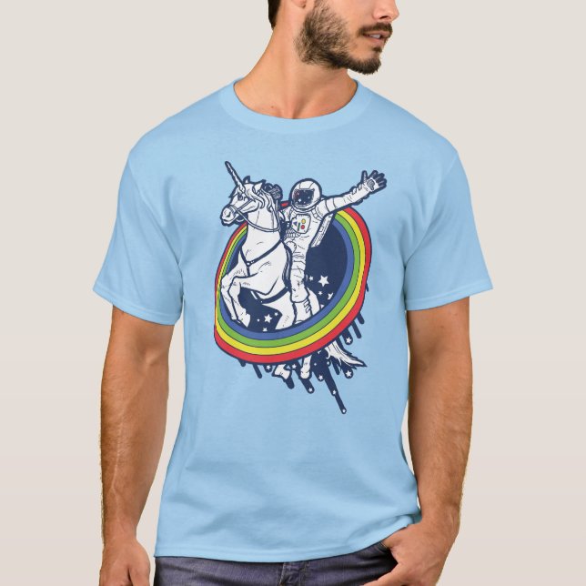 Ein Astronaut, der ein Einhorn durch einen Regenbo T-Shirt (Vorderseite)