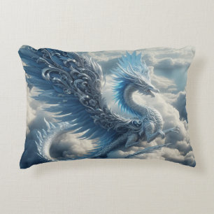 Ein Atemberaubender Drache umgeben von Wolken Dekokissen