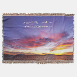 Ein atemberaubender Sonnenuntergang über dem Meer Decke