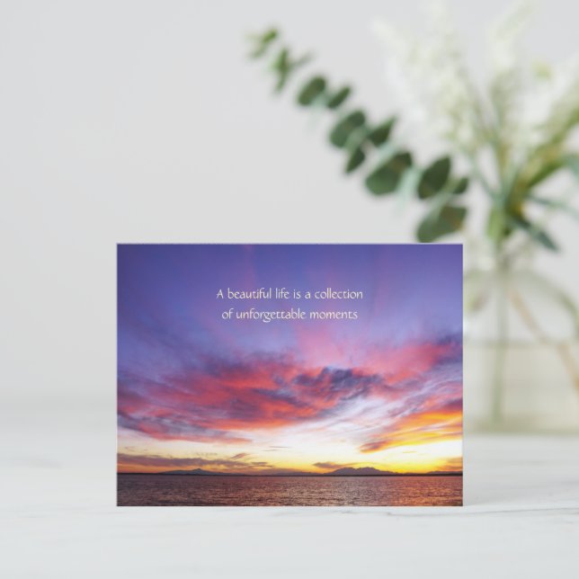 Ein atemberaubender Sonnenuntergang über dem Meer Postkarte (Stehend Vorderseite)
