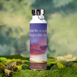 Ein atemberaubender Sonnenuntergang über dem Meer Trinkflasche