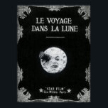 Ein Ausflug zum Mond Vintag Retro Französisches Ki Poster<br><div class="desc">Le Voyage dans la Lune /A Trip to the Moon (Frankreich, 1902), die erste Science Fiction des Bildschirms, war ein 14-minütiges Meisterwerk des fantasievollen französischen Regisseurs und Magiers Georges Melies (1861-1938) in seiner Version der Jules Verne-Geschichte. Das Werk des Stummfilms, eine leidenschaftliche Satire, die die konservative wissenschaftliche Gemeinschaft ihrer Zeit...</div>