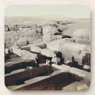 Ein ausgegrabener Tempel am Fuß der Sphinxes, 4. Untersetzer