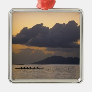Ein Auslegerkanu-Team übt vor der Küste Silbernes Ornament