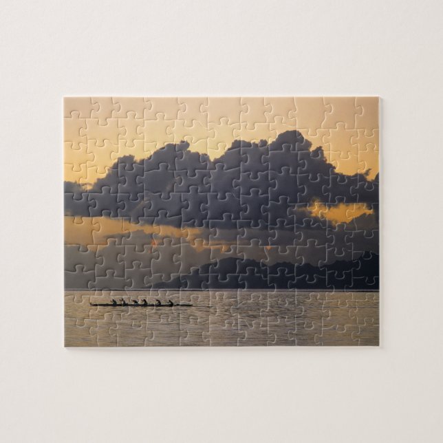 Ein auslösendes Kanuteam übt vor der Küste (Horizontal)