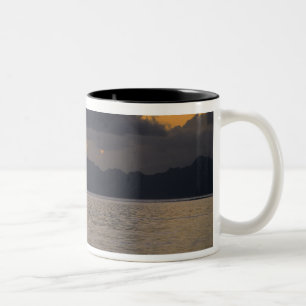 Ein auslösendes Kanuteam übt vor der Küste Zweifarbige Tasse