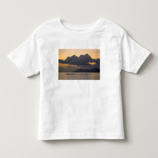 Ein Auslöser-Kanu-Team übt vor der Küste Kleinkind T-shirt (Vorderseite)