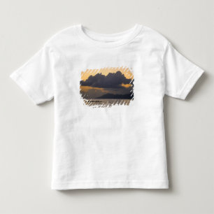 Ein Auslöser-Kanu-Team übt vor der Küste Kleinkind T-shirt