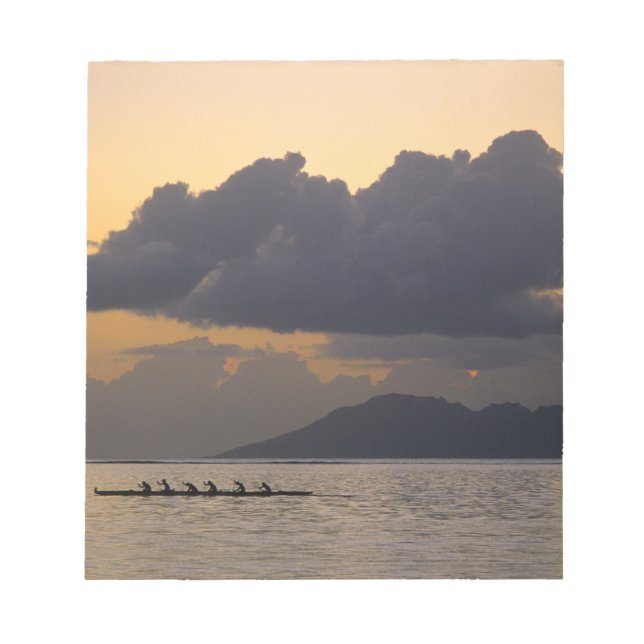 Ein Auslöser-Kanu-Team übt vor der Küste Notizblock (Vorderseite)