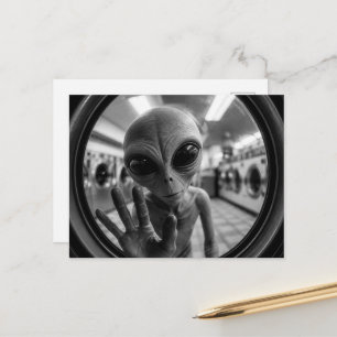 Ein Außerirdischer im Waschsalon schwarz und weiß Postkarte