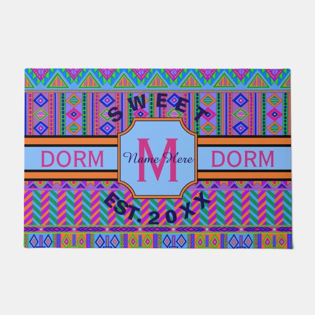 Ein Aztec-Hell-Monogramm Dorm Sweet Dorm Fußmatte (Vorderseite)