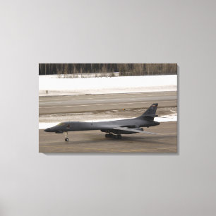 Ein B-1B Lancer führt eine Touch - und - gehen Leinwanddruck