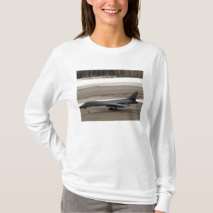 Ein B-1B Lancer führt eine Touch - und - gehen T-Shirt
