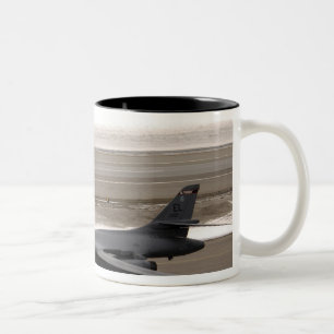 Ein B-1B Lancer führt eine Touch - und - gehen Zweifarbige Tasse