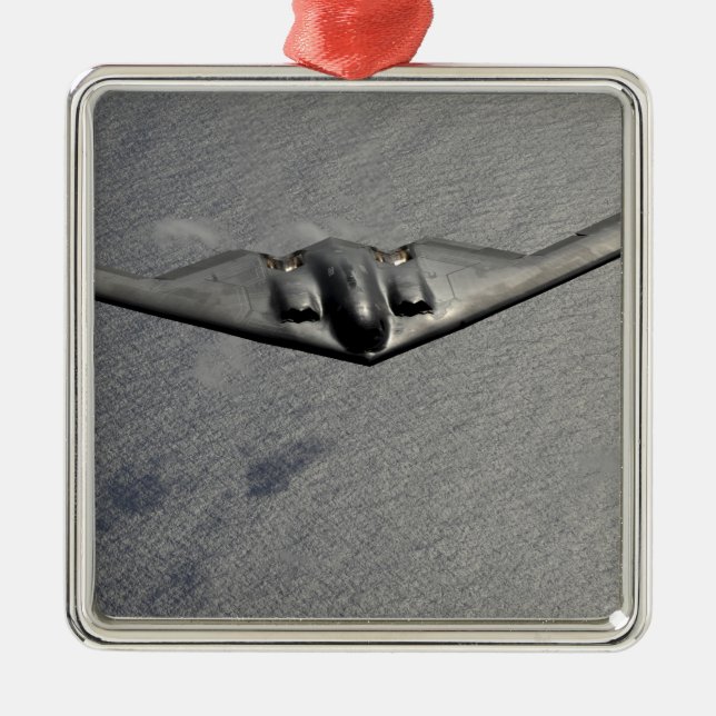 Ein B-2 Spirit fliegt über den Pazifik Silbernes Ornament (Vorne)