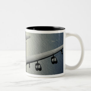 Ein B-52 Stratofortress im Flug 2 Zweifarbige Tasse