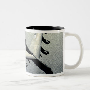 Ein B-52 Stratofortress im Flug Zweifarbige Tasse