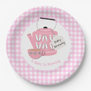 Ein Baby braut eine rosa Babydusche Pappteller