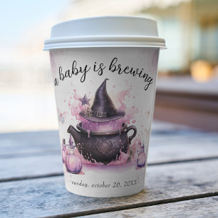 Ein Baby braut eine rosa Halloween-Kinderdusche Pappbecher