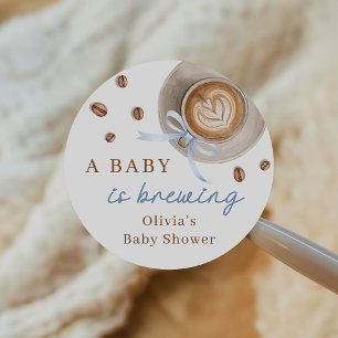 Ein Baby braut Kaffee Baby Shower Runder Aufkleber