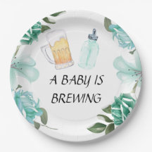 Ein Baby braut Papierplatte