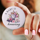 Ein Baby braut Vintagen Teekessel und Teebeutel Pi Button<br><div class="desc">Ein Knopf für das Brauen mit Vintagem Tee-Party-Design inklusive Teekanne,  Teebechern und rosa Rosen. Um Einladungen,  Schreibwaren,  Spiele und die tägliche Dekoration zu koordinieren,  schauen Sie bitte in meiner Vintagen Tea Party Baby Shower Collection nach oder schreiben Sie mir,  um zusätzliche Artikel hinzuzufügen,  die Sie benötigen.</div>