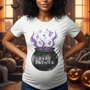 Ein Baby brütet Cauldron Halloween Baby Dusche T-Shirt