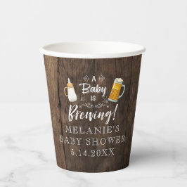 Ein Baby brütet eine Babydusche Pappbecher