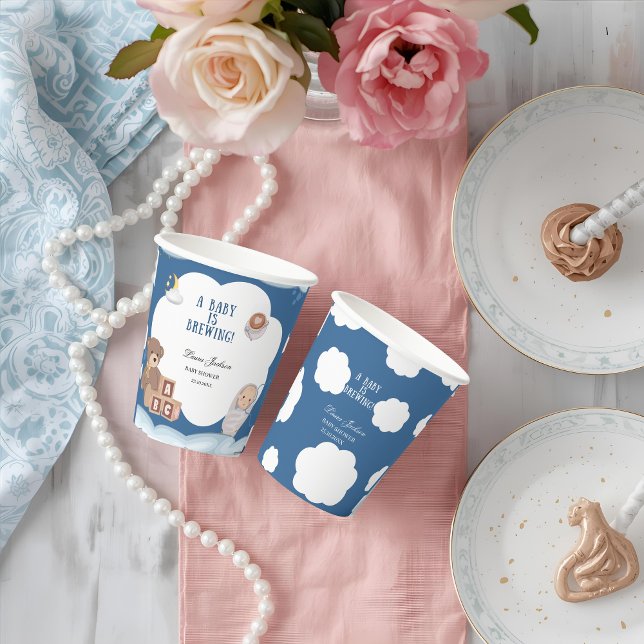 Ein Baby brütet eine Babydusche. Pappbecher (Von Creator hochgeladen)