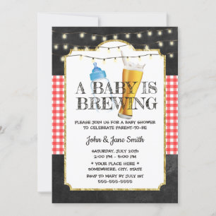 Ein Baby brütet eine Bierbraudusche aus Chalkboard Einladung