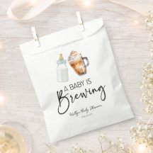 Ein Baby brütet eine Flasche Kaffee Glas Babydusch