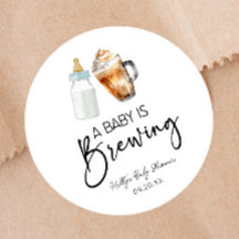 Ein Baby brütet eine Flasche Kaffee Glas Babydusch