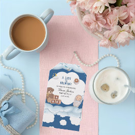 Ein Baby brütet eine Kaffeemaschine. Geschenkanhänger