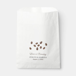 Ein Baby brütet eine Kaffeemaschine. Geschenktütchen