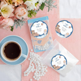 Ein Baby brütet eine Kaffeemaschine. Runder Aufkleber